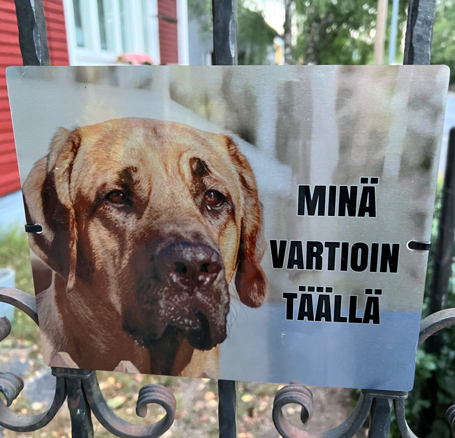 Täällä vartioin minä -alumiinikyltti